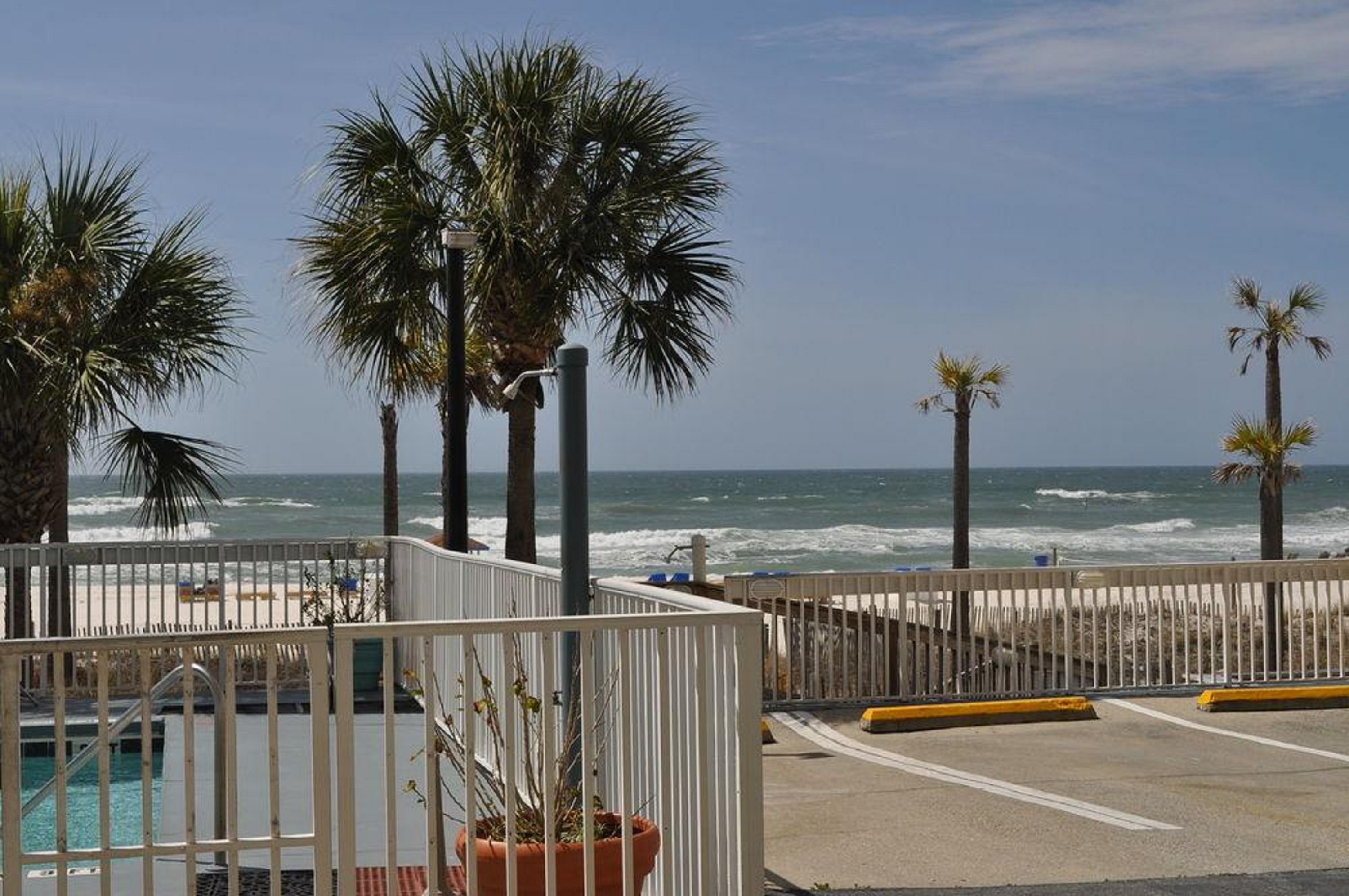Ramada By Wyndham Panama City Beach / Beachfront Екстер'єр фото