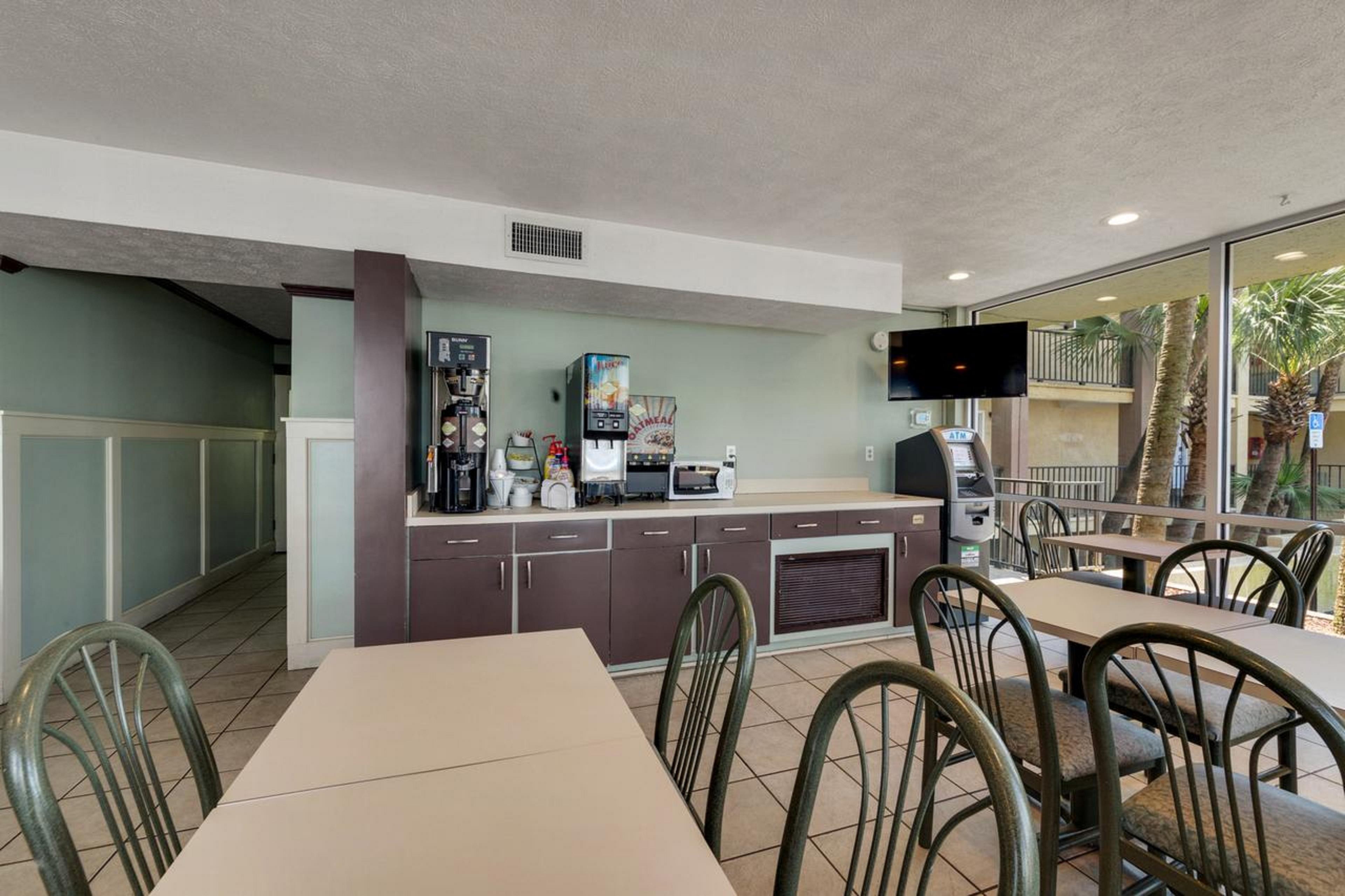 Ramada By Wyndham Panama City Beach / Beachfront Екстер'єр фото