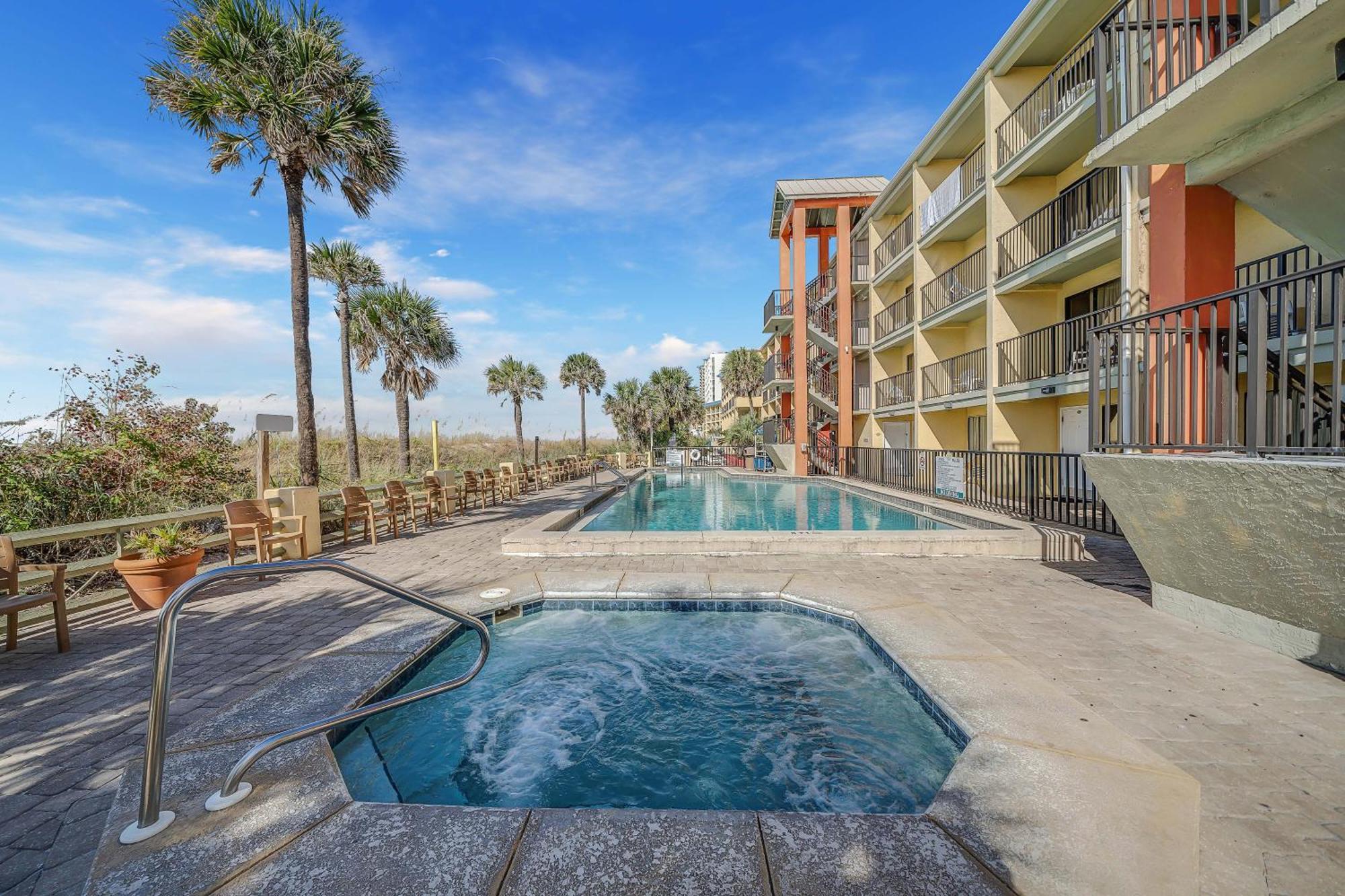 Ramada By Wyndham Panama City Beach / Beachfront Екстер'єр фото