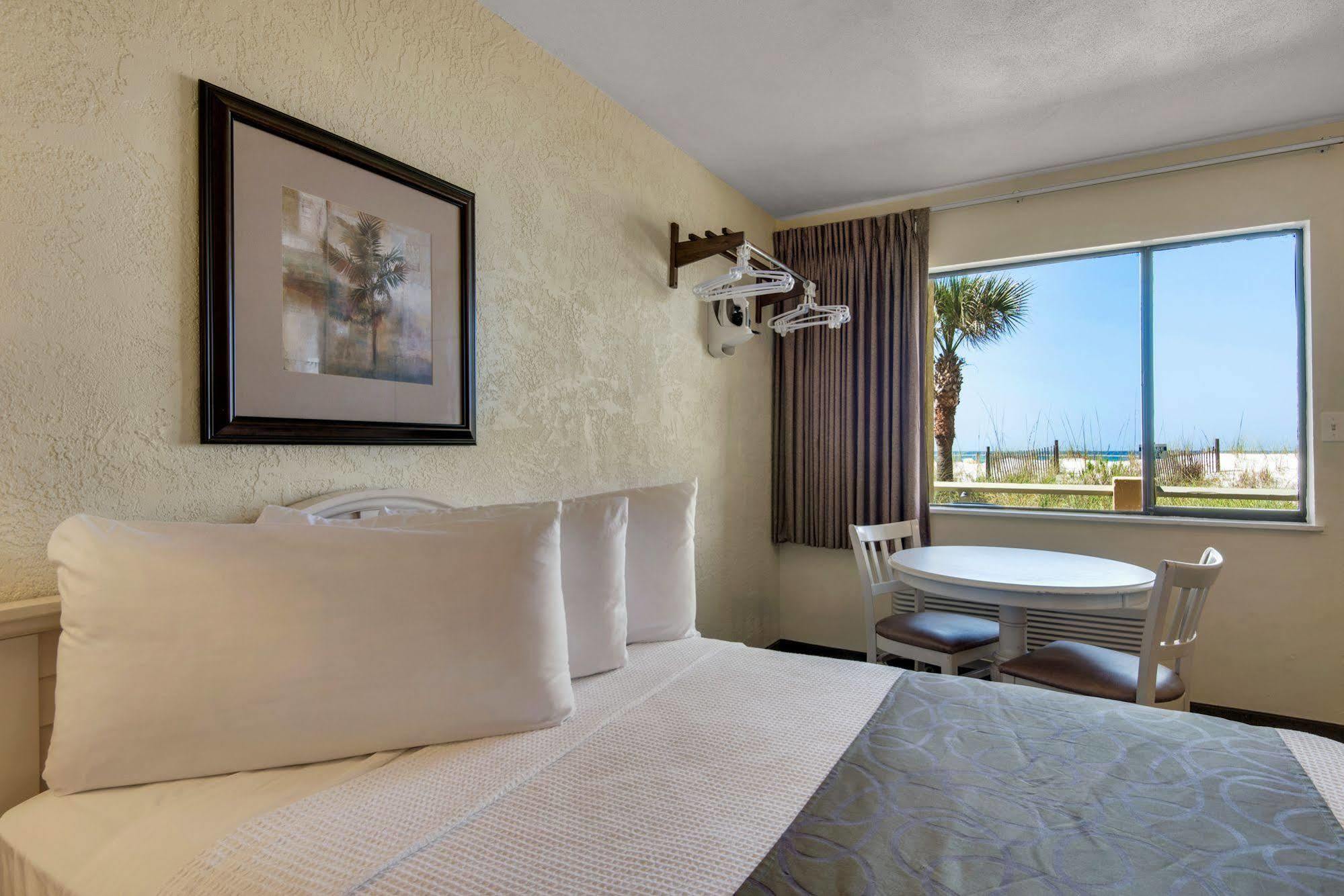 Ramada By Wyndham Panama City Beach / Beachfront Екстер'єр фото